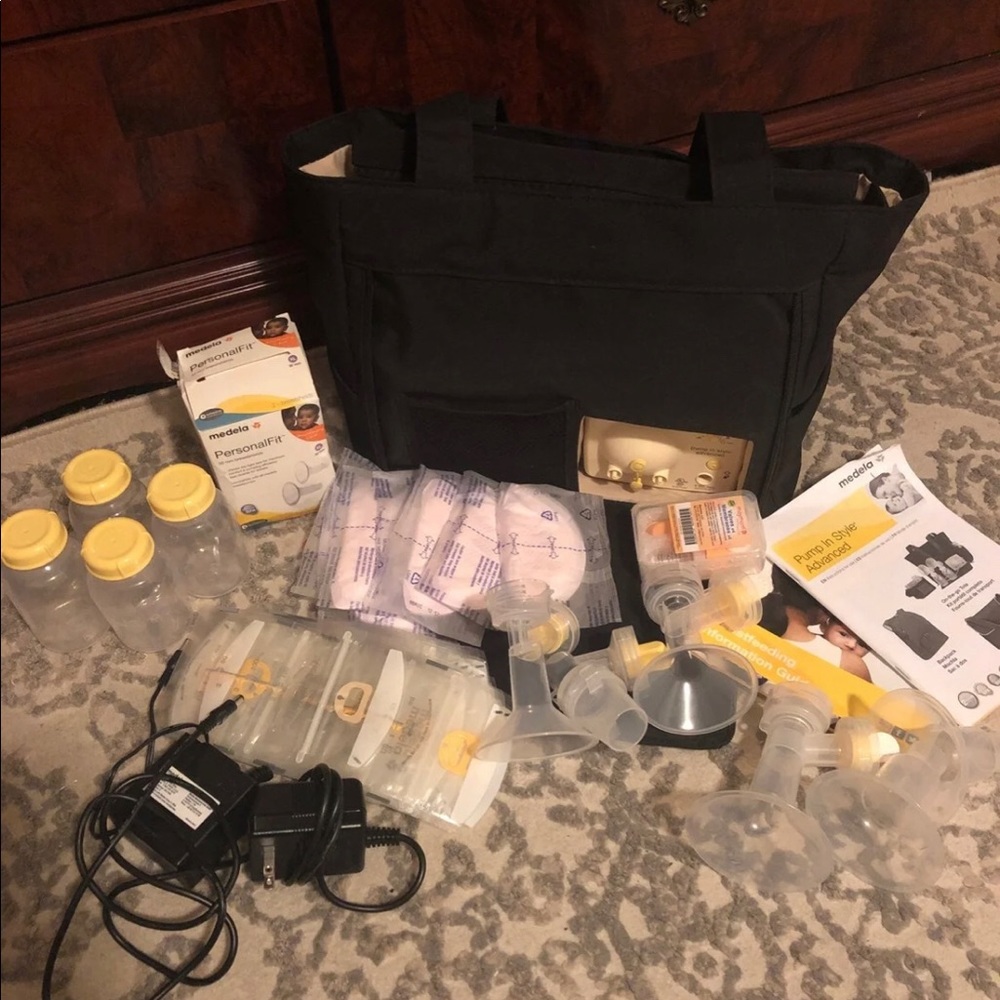Great Medela pump with accesorries